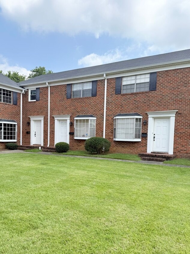 Primary Photo - Adorable 2 Bedroom Convenient to I-29, Sho...