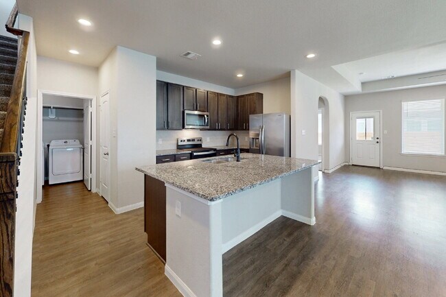 Foto del edificio - 3 bedroom, 2.5 bath with Study or 4th Bedroom and Game Room extras include Gym, Storage Racks in ...