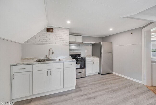 Foto del edificio - 182 Belleville Ave