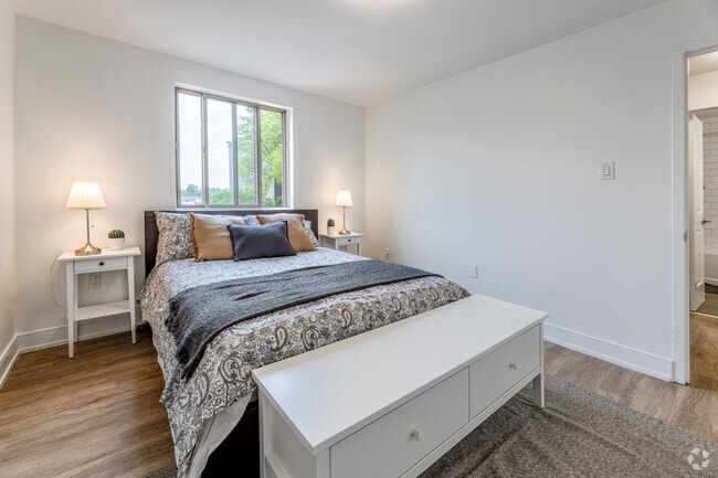 2BR, 1BA - Bedroom - 520-560 Mornington Avenue