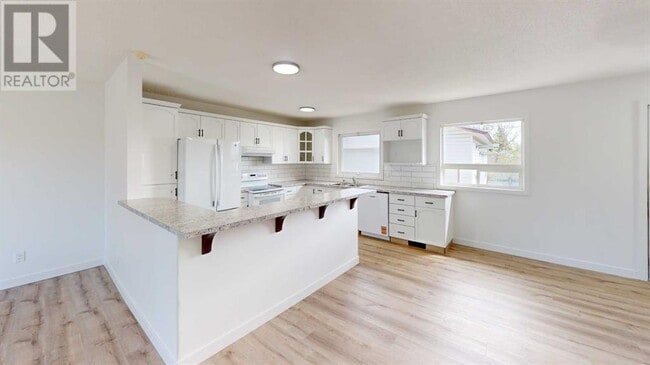 Building Photo - 9639-9685 85 Ave