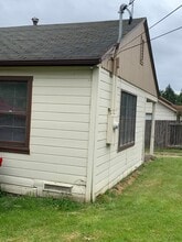 Building Photo - 1817 SW Brooklane Dr