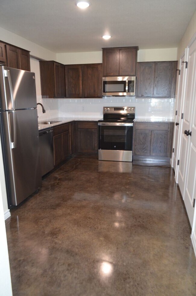 Building Photo - 989 Cline Dr