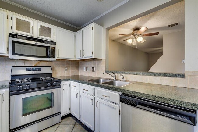 Foto del edificio - 1411 Gracy Farms Ln