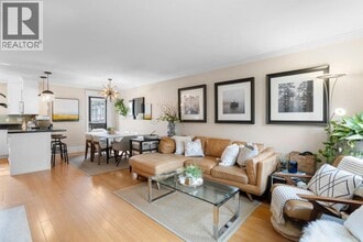 Building Photo - 136 W 7th Ave