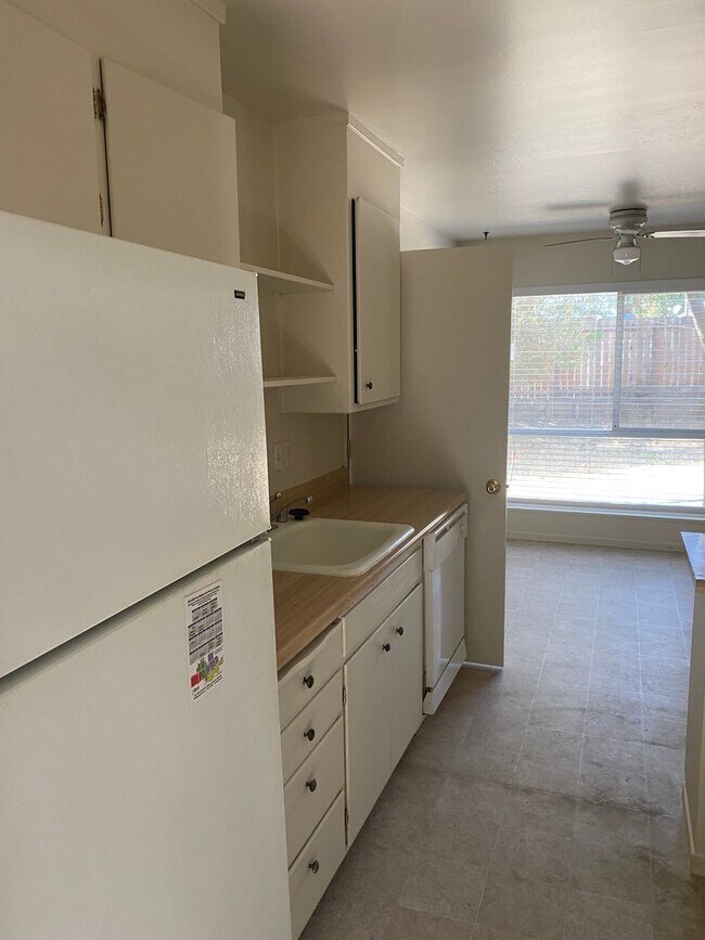 Foto del edificio - 815 Chestnut Ln