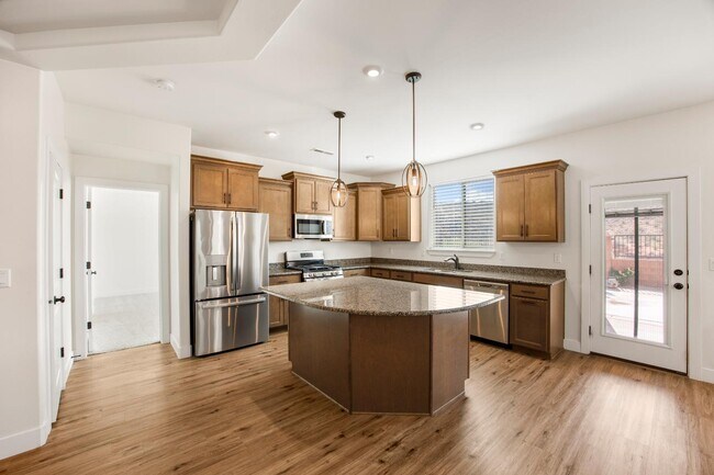 Building Photo - 646 N Sandy Talus Dr