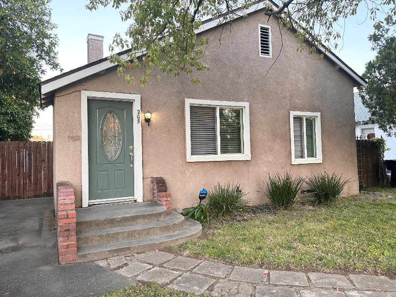 Primary Photo - 205 B St