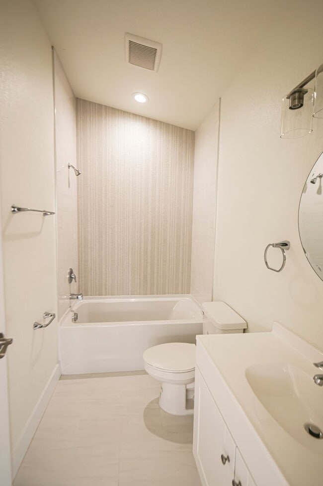 Building Photo - 2028 14th Ave S