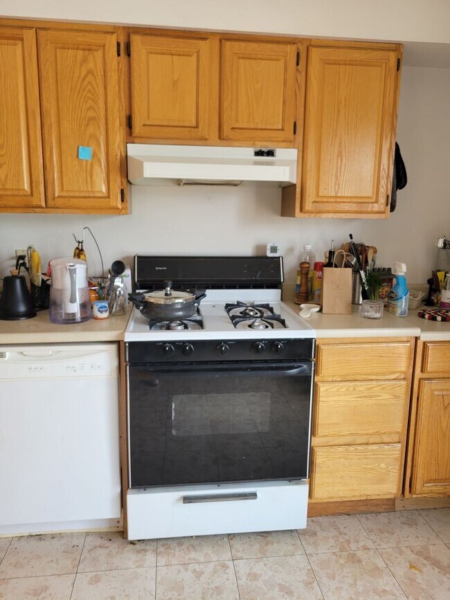 Foto del edificio - 2Br/1Bth, ready to move in, Great Locaton. Laundry in building