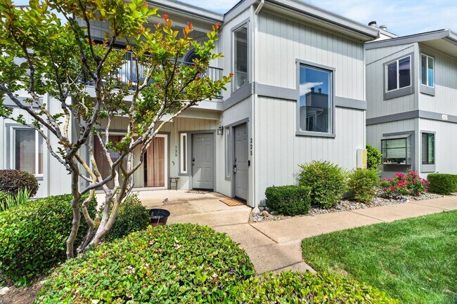 Foto del edificio - 2 Bedroom Condo for Rent in Redding CA | Pool, Spa, Fireplace, Balcony