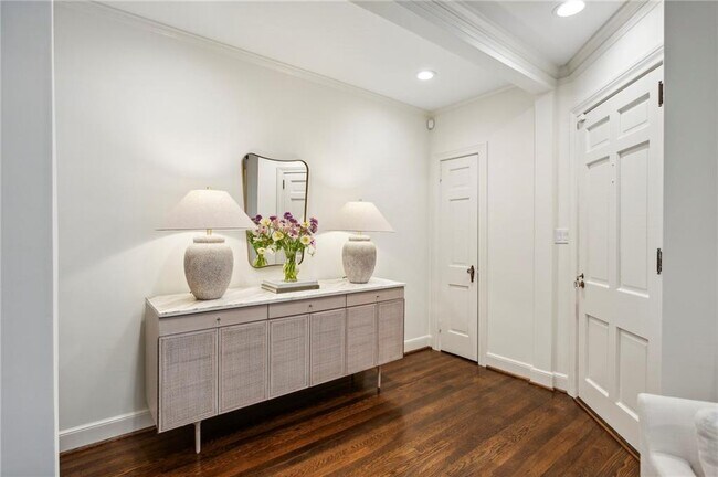 Foto del edificio - 361 Redland Rd NW