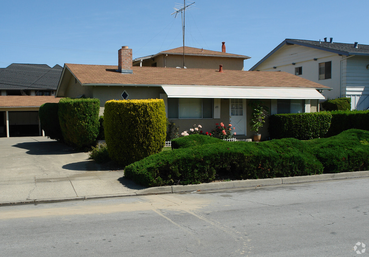 Primary Photo - 691 Grand Coulee Ave
