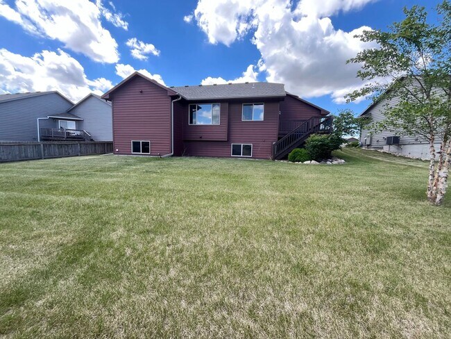 Building Photo - Gorgeous 4 Bed/3 Bath Home in Great Location!