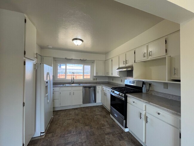 Building Photo - 3/1 Cozy Home with Garage and New Updates!