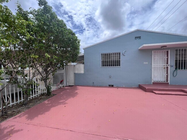 Foto del edificio - 1000 Opa-locka Blvd