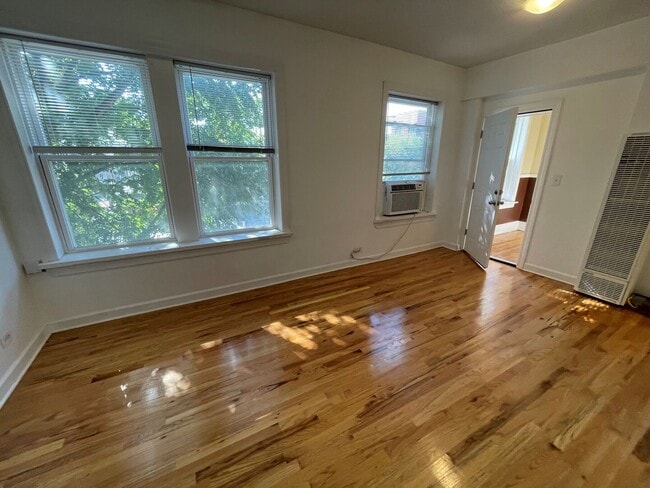 Building Photo - 2360 W Dickens Ave
