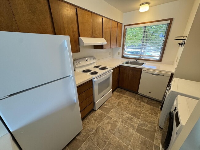 Building Photo - 2-Bedroom, Townhome Close to Transportation