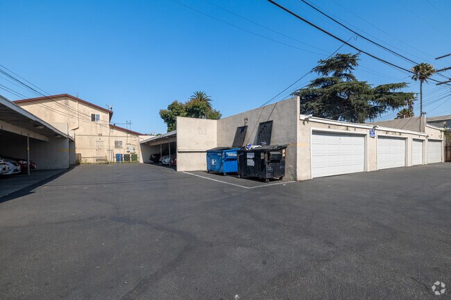 Estacionamiento cubierto - Mid-Century Property Amid South LA’s Vital Commercial Corridor