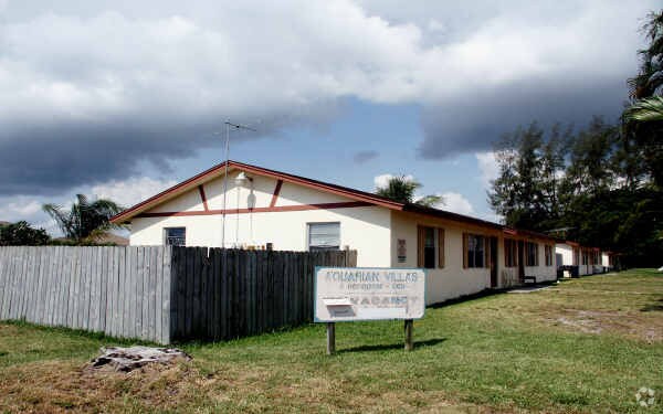 Primary Photo - Aquarium Villas