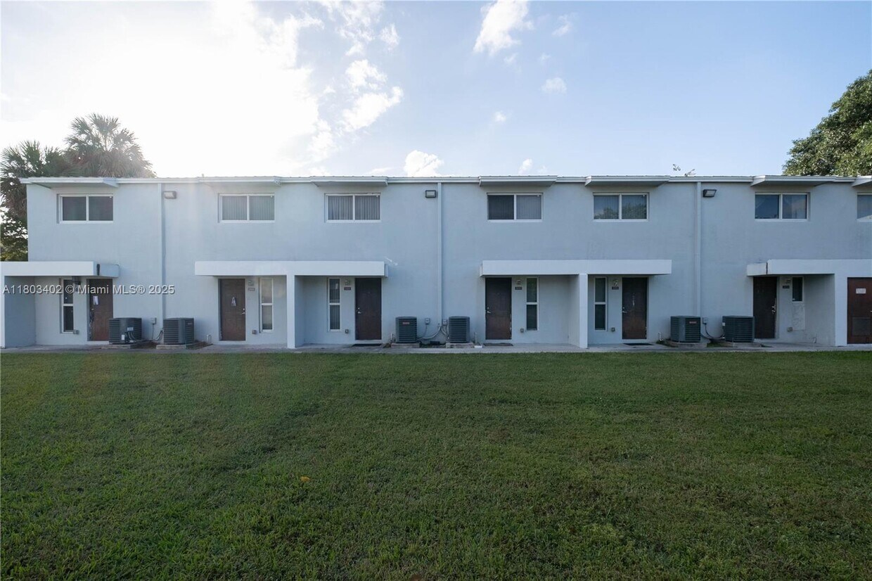 Foto principal - 1968 NW 4th Ct