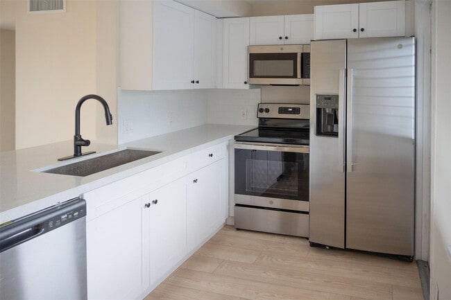 Building Photo - 3001 S Course Dr