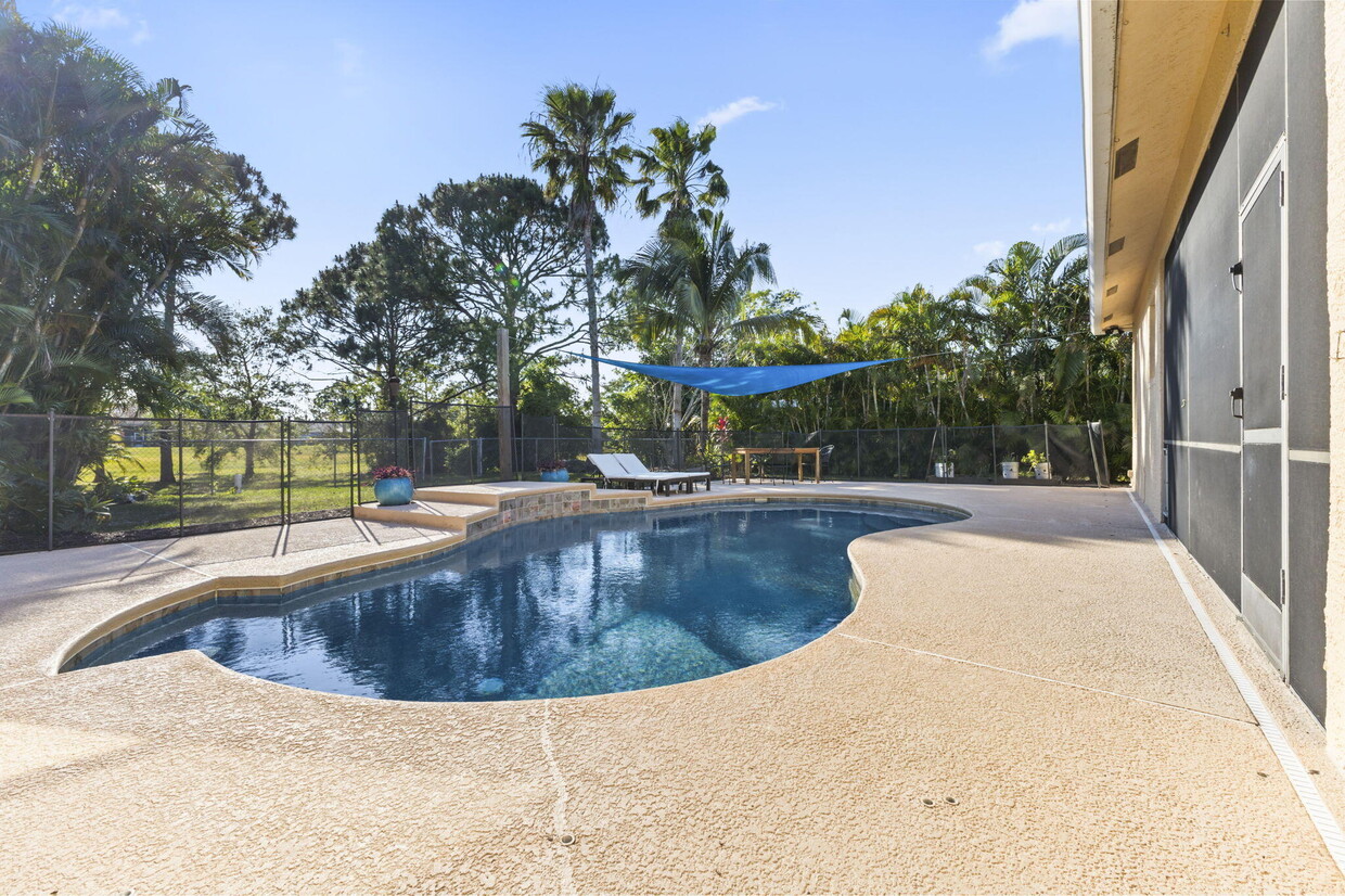 Foto principal - 5898 NW Dowse St