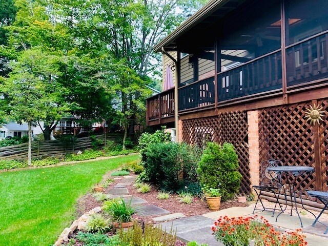 Foto del edificio - Updated and immaculate 4 bed/3.5 bath colo...