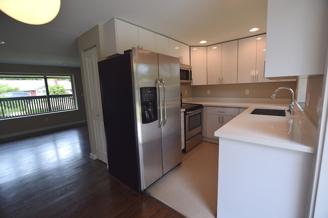 Building Photo - Modern 3 bed/1.75 bath in GREAT Shoreline ...