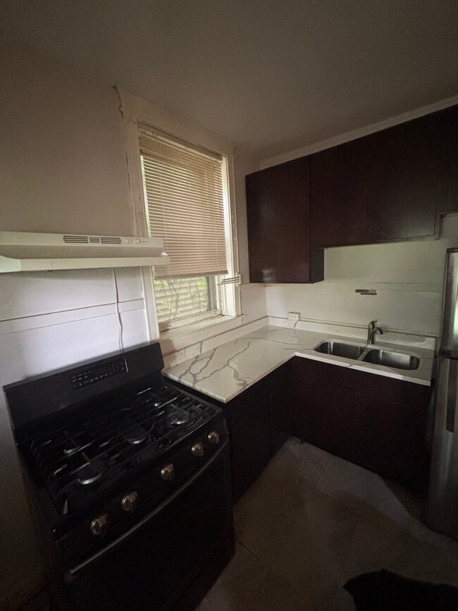 Building Photo - 708 W 61st Pl