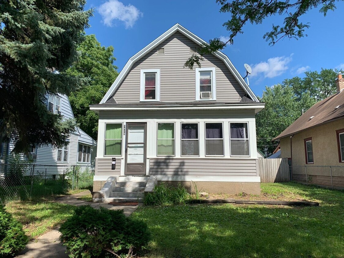 Building Photo - Coming up 3br Single house