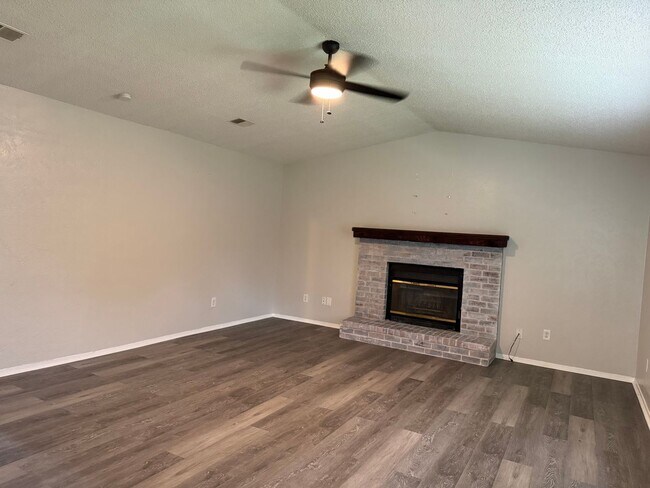 Building Photo - 3 Bedroom in Springhill ISD