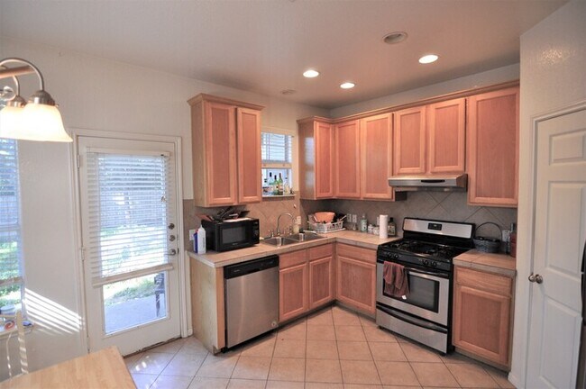Building Photo - Incredible Location and Property!