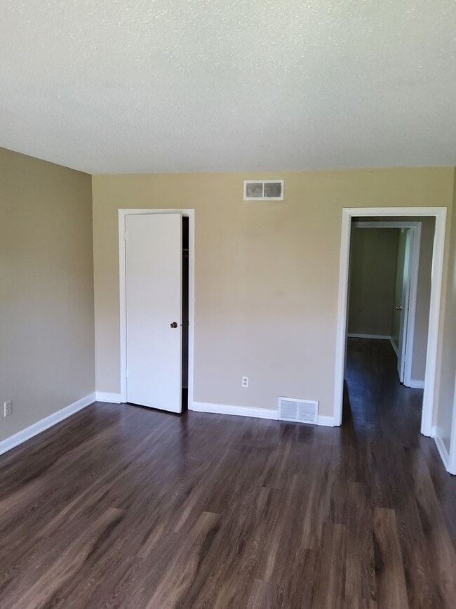 Foto del edificio - 3677 Hillbrook Rd