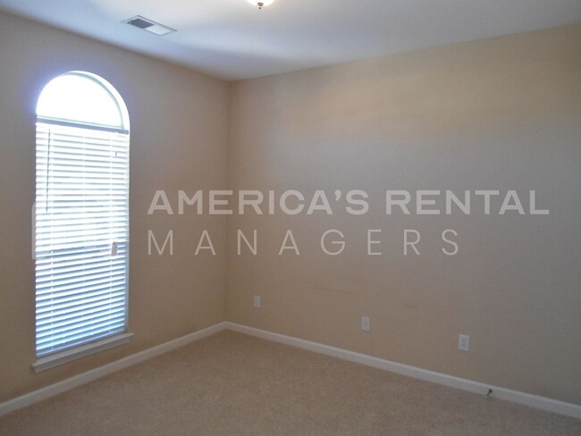 Building Photo - End Unit Townhome for rent in Calera, AL!!...