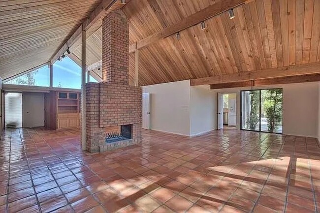 Foto del edificio - Gorgeous Eicher, spacious floor plan, grea...