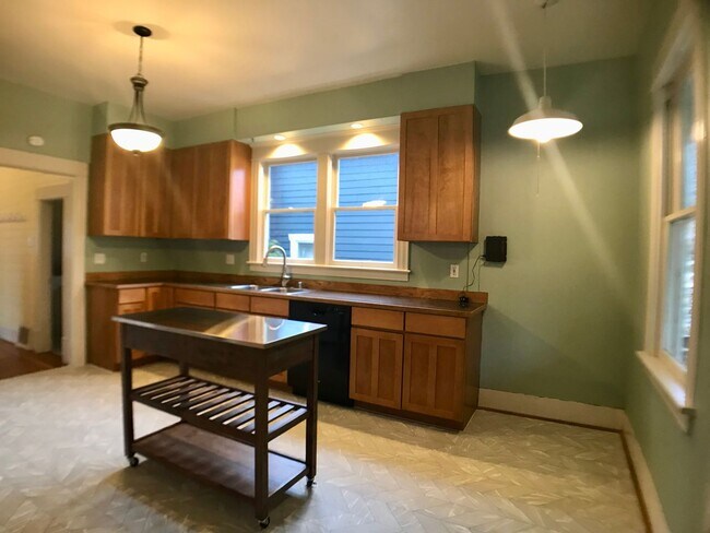 Building Photo - Adorable Phinney Ridge Home