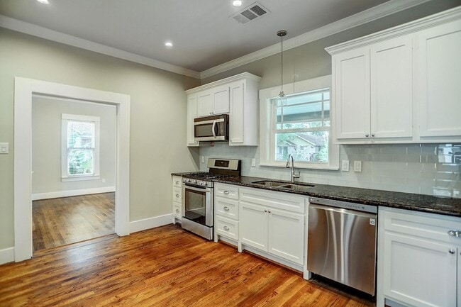 Building Photo - 1021 Louise St