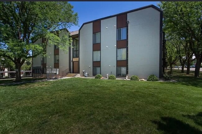 Building Photo - 3146 Lakeside Dr