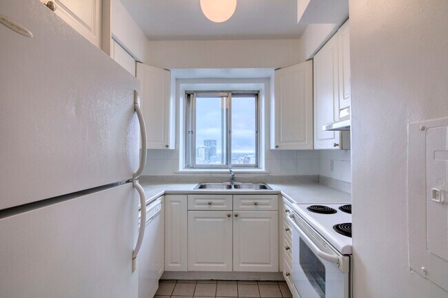 Building Photo - 3555 Chem. de la Côte-des-Neiges