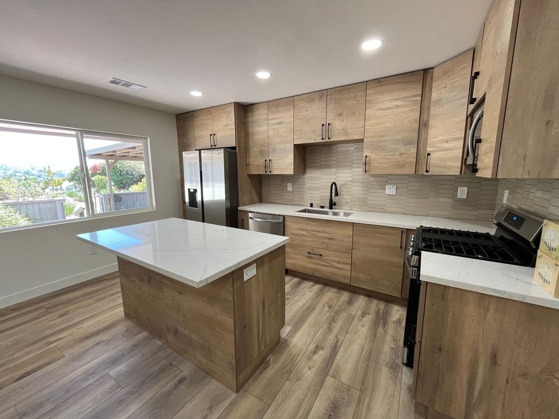 Primary Photo - Large 6 bed 3 bath House on East Falls! Co...
