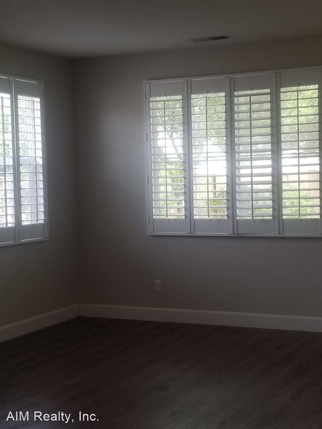 Building Photo - 3 br, 2 bath House - 209 DOVER COURT