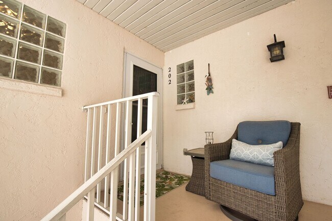 Foto del edificio - Seasonal Short-Term Furnished 2nd Floor Co...