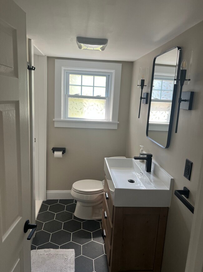 Building Photo - 207 Fairway Dr