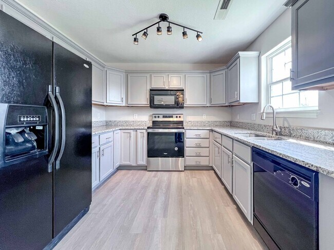 Foto del edificio - 3 Bed / 2.5 Bath Home with Fenced Backyard, Garage & Extra Storage