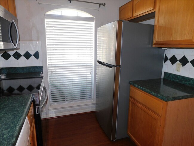 Foto del edificio - 2710 Grants Lake Blvd