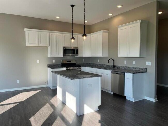 Foto del edificio - Stunning brand new 3 Bed 2 Bath Ranch Home