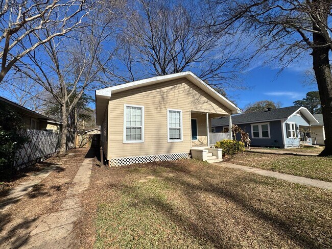 Building Photo - Super cute Highland home!