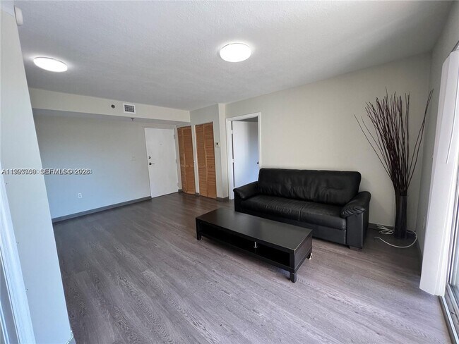 Foto del edificio - 637 SW 3rd St