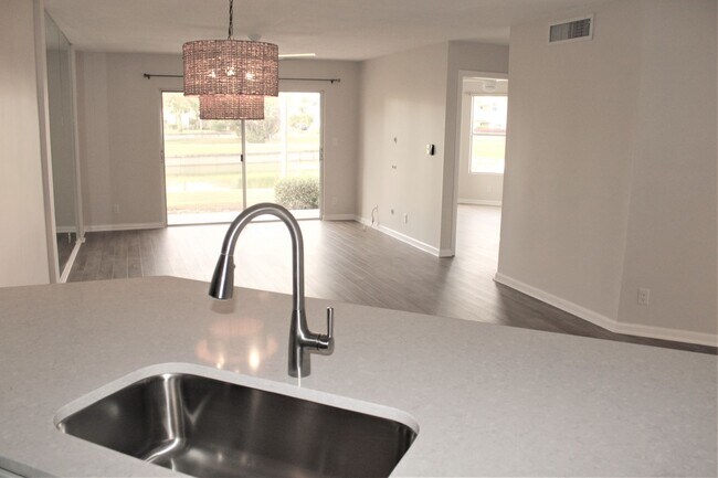 Building Photo - Unfurnished Annual Updated Ground Level 2/2 split plan Condo-Vista Verde East (Isla Del Sol)
